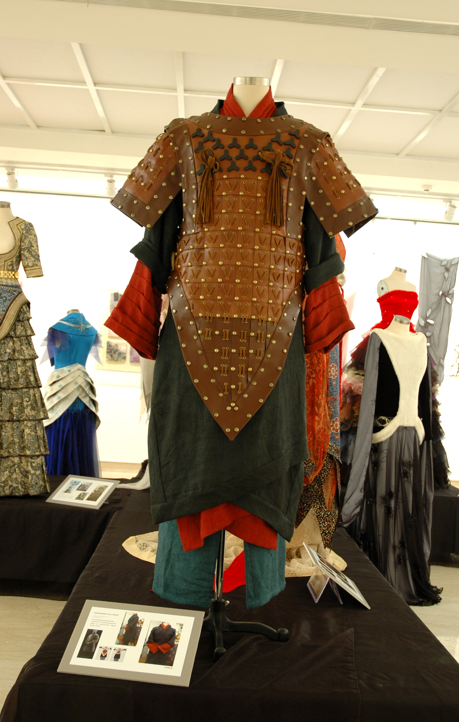 作者:周宏蕊 名称:《秦代兵马俑复原》 材料:皮革,麻,金属钉等.